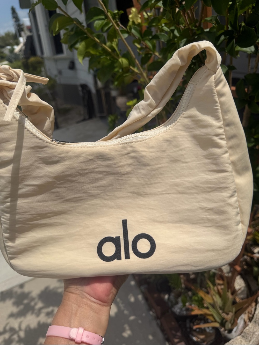 ALO YOGA Cream Shoulder/Crossbody Bag with Ruched Strap - Picture 10 of 16